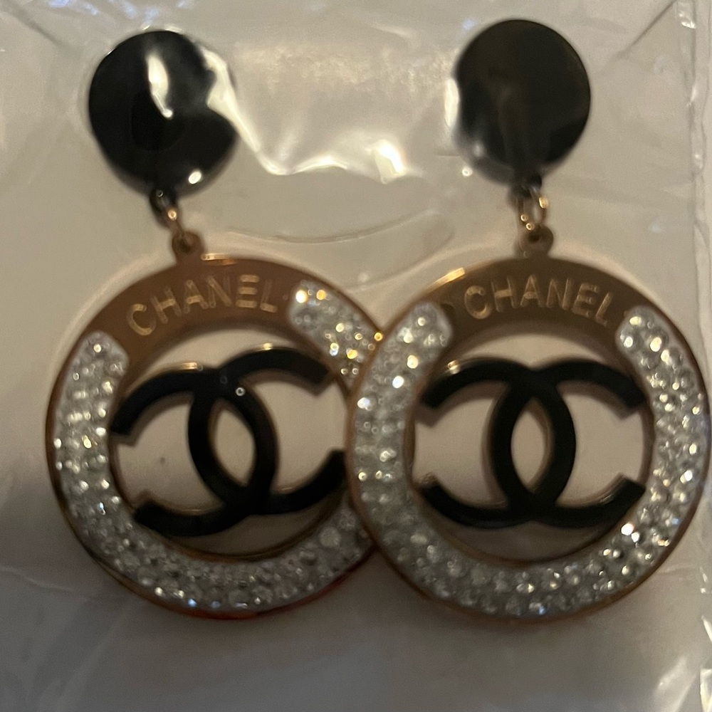 Regular earrings bigger Nice color beautiful color gold end black